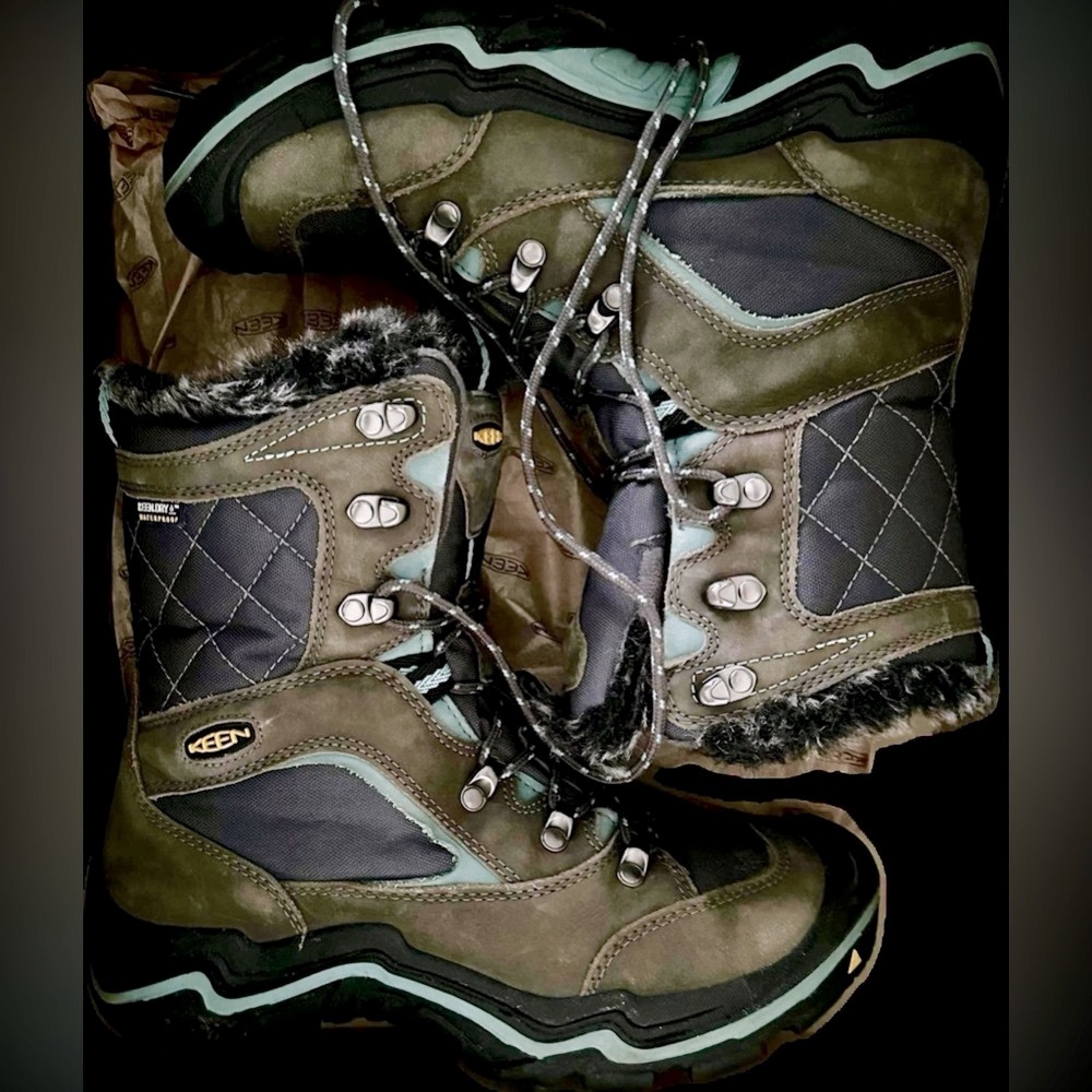 KEEN  Neve - Women’s Waterproof Snow/Hiking Boot US Size 8.5 Hardly Worn